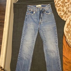 Abercrombie ankle straight ultra high rise jeans
Size 000